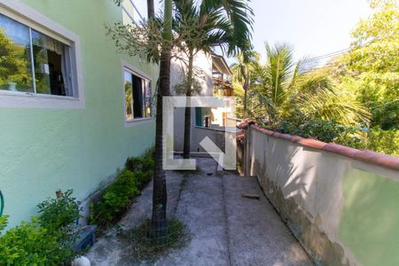 Quintal de casa à venda com 3 quartos, 180m² em Serra Grande, Niterói
