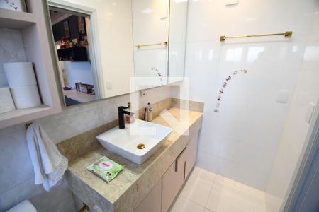 Banheiro 3 de casa de condomínio para alugar com 4 quartos, 398m² em Vila Hollândia, Campinas
