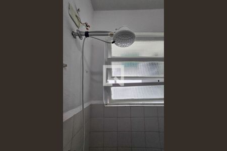 Banheiro de apartamento para alugar com 1 quarto, 55m² em Vila Alzira, Guarujá