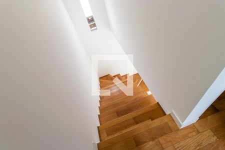 Escadas de casa de condomínio para alugar com 2 quartos, 61m² em Caiapia, Cotia