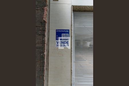 Placa de vende instalada na fachada do prédio (HMFD-344) de apartamento à venda com 4 quartos, 163m² em Barreiro, Belo Horizonte