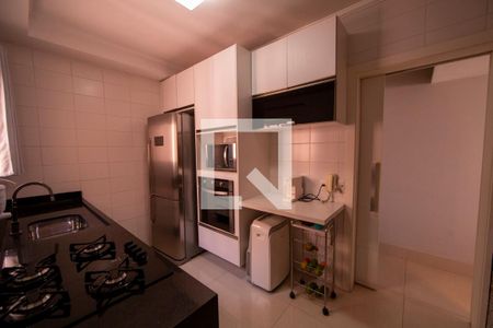 Cozinha de apartamento à venda com 2 quartos, 85m² em Jardim Tupanci, Barueri