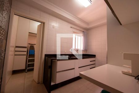 Cozinha de apartamento à venda com 2 quartos, 85m² em Jardim Tupanci, Barueri