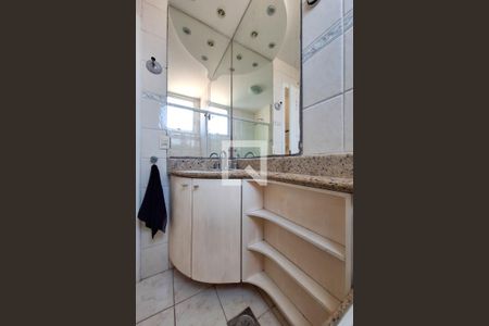 Banheiro de apartamento à venda com 2 quartos, 66m² em Santana, Niterói