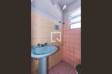 Banheiro de casa para alugar com 1 quarto, 35m² em Vila Invernada, São Paulo