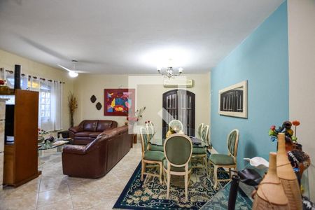 Casa à venda com 3 quartos, 228m² em Itaipu, Niterói