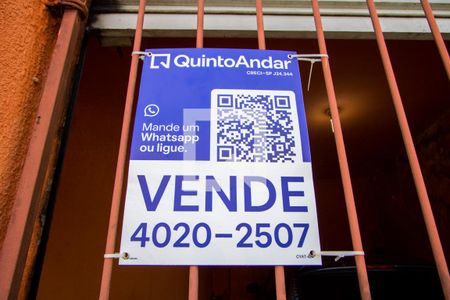Plaquinha instalada na fachada de casa à venda com 2 quartos, 96m² em Vila Suíça, Santo André