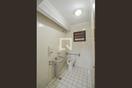 Banheiro de serviço 3 de casa à venda com 8 quartos, 580m² em Nova Petrópolis, São Bernardo do Campo