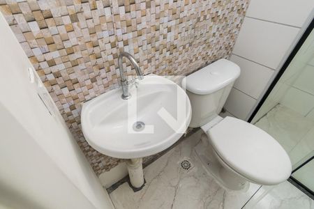 Banheiro de apartamento à venda com 2 quartos, 46m² em Manguinhos, Rio de Janeiro
