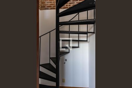 Escada de apartamento à venda com 1 quarto, 60m² em Santa Lúcia, Belo Horizonte