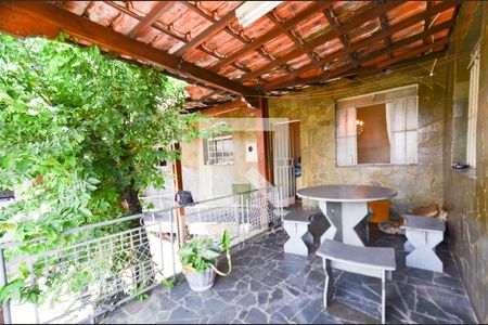 Varanda de casa à venda com 2 quartos, 300m² em Sagrada Família, Belo Horizonte