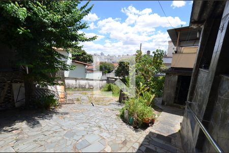 Quintal de casa à venda com 2 quartos, 300m² em Sagrada Família, Belo Horizonte