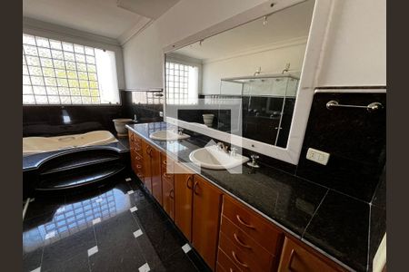 Banheiro 7 de casa de condomínio à venda com 5 quartos, 600m² em Parque da Hipica, Campinas
