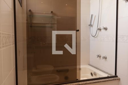 Banheiro da suite principal de apartamento à venda com 3 quartos, 180m² em Indianópolis, São Paulo