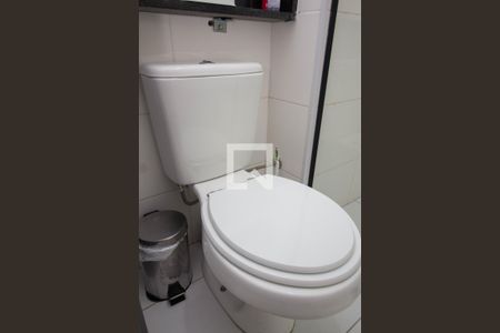 Banheiro de apartamento para alugar com 2 quartos, 32m² em Vila Anastácio, São Paulo