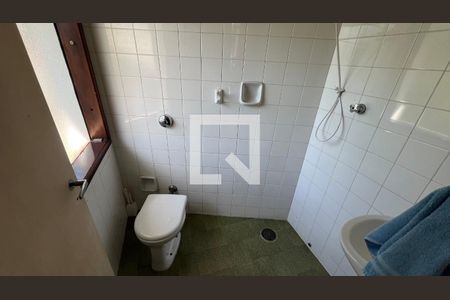 Banheiro de serviço de casa para alugar com 4 quartos, 485m² em Alto de Pinheiros, São Paulo