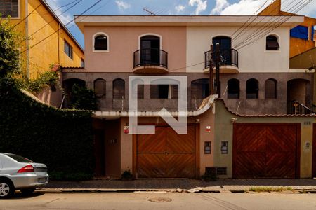 Fachada de casa à venda com 3 quartos, 260m² em Vila Nivi, São Paulo