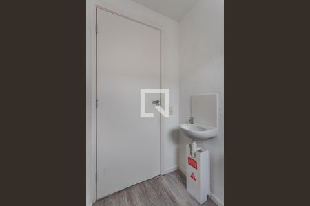 Banheiro de apartamento para alugar com 2 quartos, 42m² em Mário Quintana, Porto Alegre