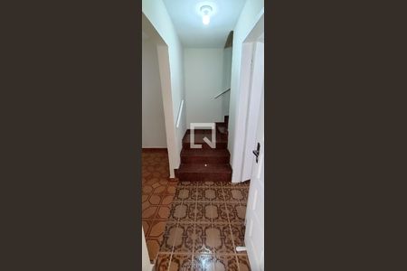 Escada de casa para alugar com 3 quartos, 164m² em Jardim Monte Alegre, Taboão da Serra