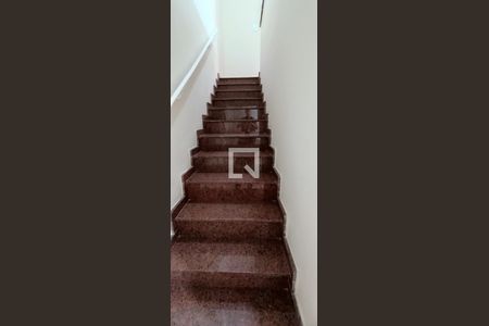 Escada de casa para alugar com 3 quartos, 164m² em Jardim Monte Alegre, Taboão da Serra