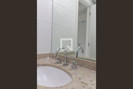 Banheiro de kitnet/studio para alugar com 0 quarto, 32m² em Jardim das Acacias, São Paulo
