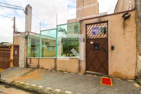 Fachada + Plaquinha de apartamento para alugar com 2 quartos, 38m² em Itaquera, São Paulo