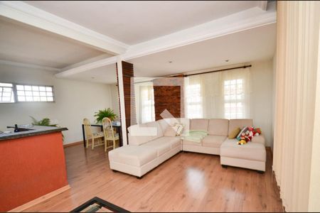 Casa à venda com 4 quartos, 300m² em Pompéia, Belo Horizonte