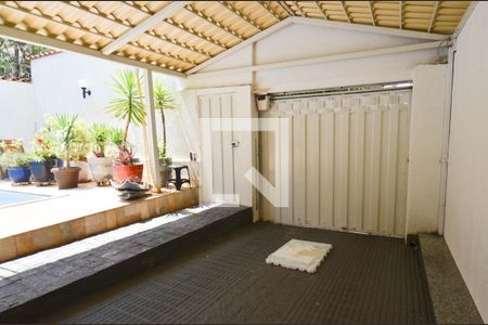 Garagem de casa à venda com 4 quartos, 300m² em Pompéia, Belo Horizonte