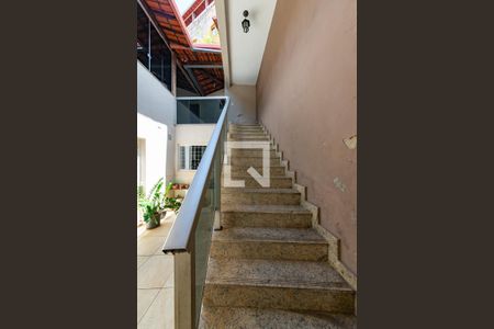 Escada de casa à venda com 4 quartos, 420m² em Nova Gameleira, Belo Horizonte