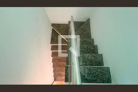 Escada de casa à venda com 3 quartos, 198m² em Novo Glória, Belo Horizonte