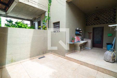 Quintal de casa à venda com 3 quartos, 226m² em Mirandópolis, São Paulo