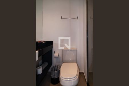 Banheiro de kitnet/studio para alugar com 0 quarto, 20m² em Bela Vista, São Paulo