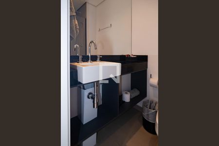 Banheiro de kitnet/studio para alugar com 0 quarto, 20m² em Bela Vista, São Paulo