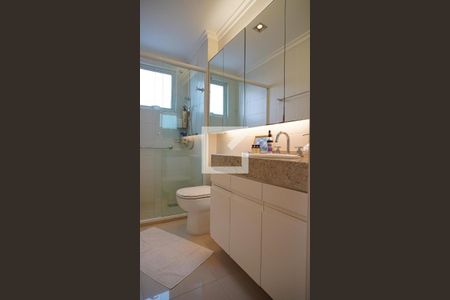 Banheiro corredor de apartamento para alugar com 3 quartos, 107m² em Trindade, Florianópolis