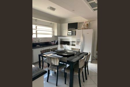 Casa à venda com 5 quartos, 230m² em Vila Antonieta, São Paulo