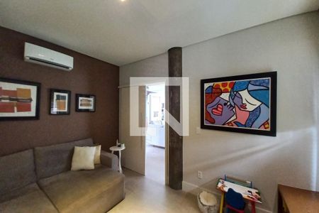 Sala de TV de casa de condomínio à venda com 4 quartos, 456m² em Swiss Park, Campinas