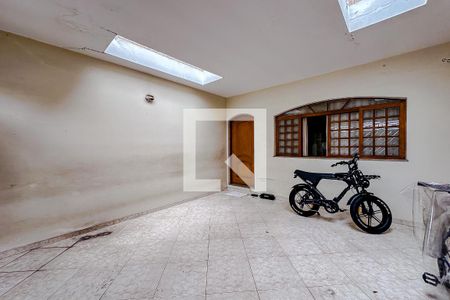 Garagem de casa à venda com 3 quartos, 180m² em Vila Bertioga, São Paulo