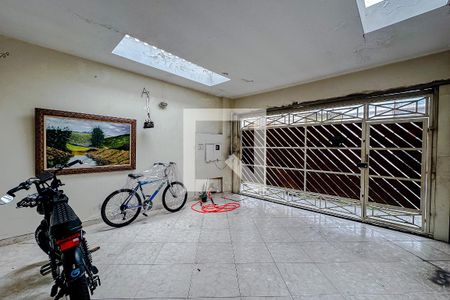 Garagem de casa à venda com 3 quartos, 180m² em Vila Bertioga, São Paulo