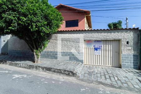 Fachada de casa à venda com 4 quartos, 301m² em Nacional, Contagem