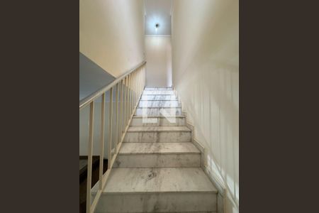 Escadaria de casa para alugar com 3 quartos, 143m² em Jardim Vila Galvao, Guarulhos