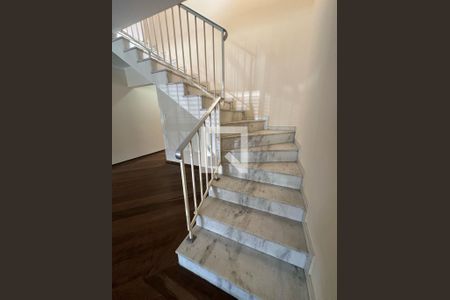 Escadaria de casa para alugar com 3 quartos, 143m² em Jardim Vila Galvao, Guarulhos