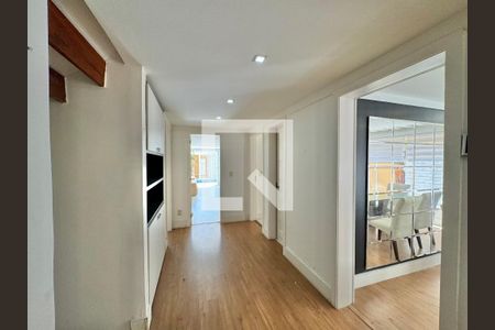 Sala de casa de condomínio para alugar com 6 quartos, 550m² em Barra da Tijuca, Rio de Janeiro