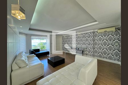 Sala de casa de condomínio para alugar com 6 quartos, 550m² em Barra da Tijuca, Rio de Janeiro