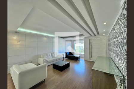 Sala de casa de condomínio para alugar com 6 quartos, 550m² em Barra da Tijuca, Rio de Janeiro