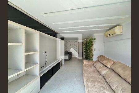 Sala de casa de condomínio para alugar com 6 quartos, 550m² em Barra da Tijuca, Rio de Janeiro