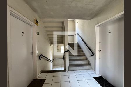 Área comum - Escada de apartamento para alugar com 2 quartos, 62m² em Feitoria, São Leopoldo