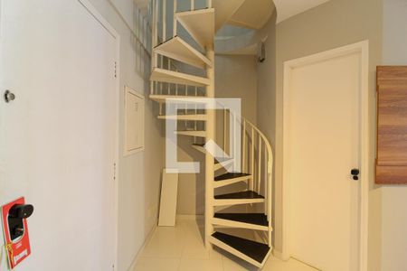 Escadas de apartamento para alugar com 1 quarto, 60m² em Moema, São Paulo