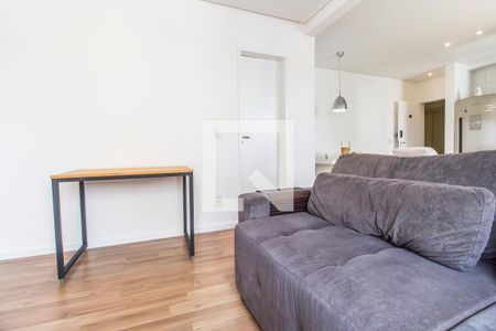 Sala de TV de apartamento para alugar com 1 quarto, 76m² em Jardim Tupanci, Barueri