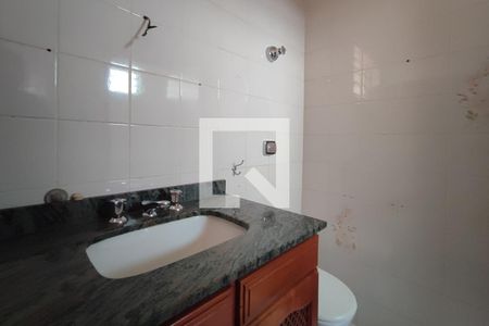 Banheiro de casa à venda com 4 quartos, 300m² em Cambuí, Campinas