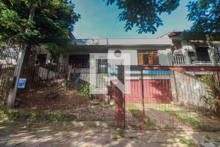 Fachada de casa à venda com 4 quartos, 428m² em Chácara das Pedras, Porto Alegre